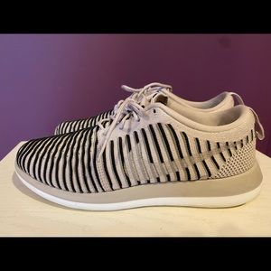 Nike Roshe Flyknit Womens Sneaker - 10